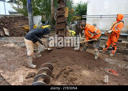 Bohrmaschine für Schneckenpfahlbohrungen in Lehmboden auf einer Hausbaustelle zum Einbringen von Bewehrungskäfig und Beton für einen Fundamentpfahl Stockfoto