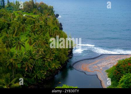 Üppige Bäume und Fauna säumen Einen Bay Inlet in Maui, Hawaii Stockfoto