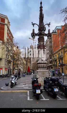 Blick auf die Sagrada Familia von der Antonio Gaudi Avenue, Barcelona Stockfoto