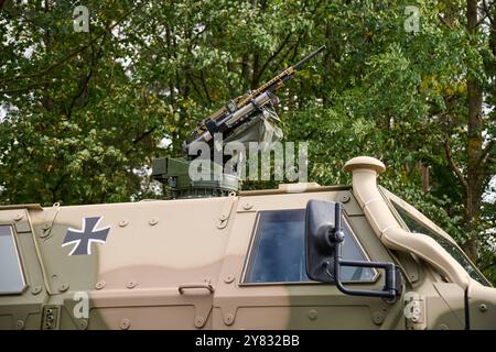 Volkach, Bayern, Deutschland - 1. Oktober 2024: Maschinengewehr auf einem gepanzerten Fahrzeug der Bundeswehr montiert. Das montierte Waffensystem dient der Abwehr von Gefahren und dem Schutz der Besatzung in gefährlichen Einsatzbereichen *** Maschinengewehr auf einem gepanzerten Fahrzeug der Bundeswehr. Das montierte Waffensystem dient der Abwehr von Gefahren und dem Schutz der Besatzung in gefährlichen Einsatzgebieten Stockfoto