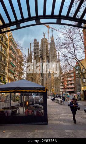 Blick auf die Sagrada Familia von der Antonio Gaudi Avenue, Barcelona Stockfoto