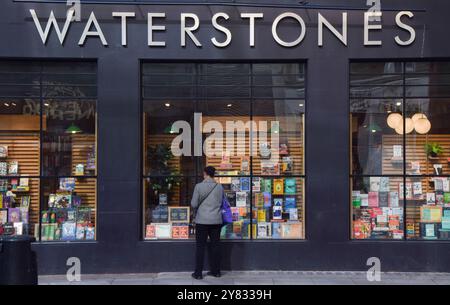 London, Vereinigtes Königreich. Oktober 2024. Ein Kunde schaut in das Fenster eines Waterstones Buchladens im Zentrum von London. Quelle: Vuk Valcic / Alamy Stockfoto