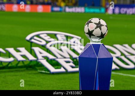 Mailand, Italien. Oktober 2024. Der Match Ball von Adidas ist bereit für das UEFA Champions League Spiel zwischen Inter und FK Crvena Zvezda in Giuseppe Meazza in Mailand. Quelle: Gonzales Photo/Alamy Live News Stockfoto