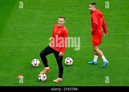 Prag, Tschechische Republik. Oktober 2024. Von den linken Fußballspielern der Slavia Prag Jan Boril, Ondrej Lingr in Aktion während des Trainings vor dem Spiel der Football Europa League 2. Runde: Slavia Prag gegen Ajax Amsterdam in Prag, Tschechische Republik, 2. Oktober 2024. Quelle: Ondrej Deml/CTK Photo/Alamy Live News Stockfoto