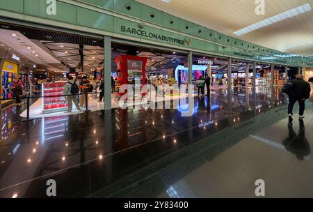 Einkaufsmöglichkeiten im internationalen Flughafen El Prat von Barcelona, Spanien Stockfoto