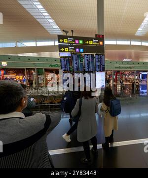 Einkaufsmöglichkeiten im internationalen Flughafen El Prat von Barcelona, Spanien Stockfoto