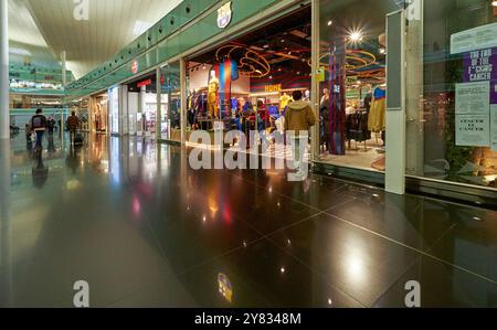 Einkaufsmöglichkeiten im internationalen Flughafen El Prat von Barcelona, Spanien Stockfoto