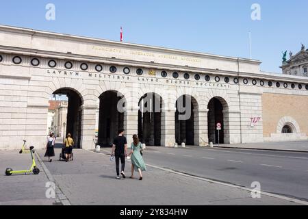 WIEN, ÖSTERREICH - 28. JULI 2021: Das Burgtortor mit vielen Bögen in Wien, Österreich und Touristen Stockfoto