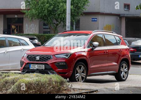 OSTRAVA, TSCHECHIEN - 21. AUGUST 2023: Roter SUV-Crossover-Wagen Ateca FR auf der Straße parkt Stockfoto