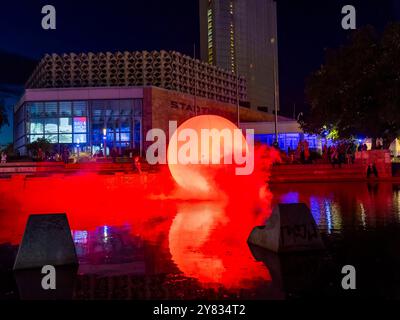 Das zweite Lichtkunstfestival Light Our Vision Stadthallenbrunnen, Dip, Jonas Vogt die 2. Ausgabe von Light unsere Vision unter dem Motto LICHT.MACHT.PLATZ. Begeistert mit einem internationalen Line-up und einer Rekordzahl an Bewerbungen aus der ganzen Welt. Aus über 100 Einreichungen wurden die besten Lichtkünstler ausgewählt, die an verschiedenen Standorten in der Chemnitzer Innenstadt ihre Werke präsentieren. Insgesamt sind 21 Künstler:innen beteiligt, die mit einzigartigen Installationen, Projektionen und interaktiven Lichtkunstwerken faszinierende Erlebnisse schaffen. Chemnitz Sachsen Deutsc Stockfoto