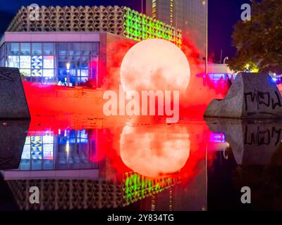 Das zweite Lichtkunstfestival Light Our Vision Stadthallenbrunnen, Dip, Jonas Vogt die 2. Ausgabe von Light unsere Vision unter dem Motto LICHT.MACHT.PLATZ. Begeistert mit einem internationalen Line-up und einer Rekordzahl an Bewerbungen aus der ganzen Welt. Aus über 100 Einreichungen wurden die besten Lichtkünstler ausgewählt, die an verschiedenen Standorten in der Chemnitzer Innenstadt ihre Werke präsentieren. Insgesamt sind 21 Künstler:innen beteiligt, die mit einzigartigen Installationen, Projektionen und interaktiven Lichtkunstwerken faszinierende Erlebnisse schaffen. Chemnitz Sachsen Deutsc Stockfoto