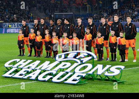 Gelsenkirchen, Deutschland. Oktober 2024. GELSENKIRCHEN, DEUTSCHLAND - 2. OKTOBER: Team des FC Shakhtar Donetsk beim Spiel der UEFA Champions League 2024/25 Phase MD2 zwischen dem FC Shakhtar Donetsk und Atalanta BC in der Arena AufSchalke am 2. Oktober 2024 in Gelsenkirchen. (Foto: Joris Verwijst/BSR Agency) Credit: BSR Agency/Alamy Live News Stockfoto