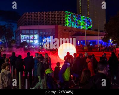 Das zweite Lichtkunstfestival Light Our Vision Stadthallenbrunnen, Dip, Jonas Vogt die 2. Ausgabe von Light unsere Vision unter dem Motto LICHT.MACHT.PLATZ. Begeistert mit einem internationalen Line-up und einer Rekordzahl an Bewerbungen aus der ganzen Welt. Aus über 100 Einreichungen wurden die besten Lichtkünstler ausgewählt, die an verschiedenen Standorten in der Chemnitzer Innenstadt ihre Werke präsentieren. Insgesamt sind 21 Künstler:innen beteiligt, die mit einzigartigen Installationen, Projektionen und interaktiven Lichtkunstwerken faszinierende Erlebnisse schaffen. Chemnitz Sachsen Deutsc Stockfoto