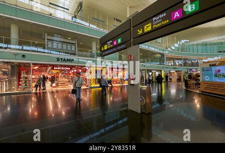 Einkaufsmöglichkeiten im internationalen Flughafen El Prat von Barcelona, Spanien Stockfoto