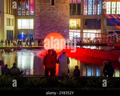 Das zweite Lichtkunstfestival Light Our Vision Stadthallenbrunnen, Dip, Jonas Vogt die 2. Ausgabe von Light unsere Vision unter dem Motto LICHT.MACHT.PLATZ. Begeistert mit einem internationalen Line-up und einer Rekordzahl an Bewerbungen aus der ganzen Welt. Aus über 100 Einreichungen wurden die besten Lichtkünstler ausgewählt, die an verschiedenen Standorten in der Chemnitzer Innenstadt ihre Werke präsentieren. Insgesamt sind 21 Künstler:innen beteiligt, die mit einzigartigen Installationen, Projektionen und interaktiven Lichtkunstwerken faszinierende Erlebnisse schaffen. Chemnitz Sachsen Deutsc Stockfoto