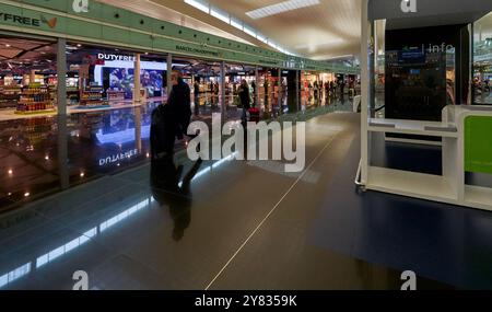 Einkaufsmöglichkeiten im internationalen Flughafen El Prat von Barcelona, Spanien Stockfoto