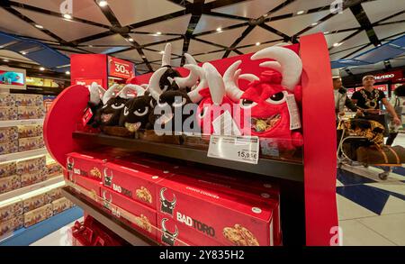 Einkaufsmöglichkeiten im internationalen Flughafen El Prat von Barcelona, Spanien Stockfoto