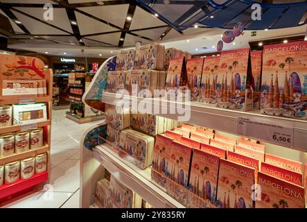 Einkaufsmöglichkeiten im internationalen Flughafen El Prat von Barcelona, Spanien Stockfoto