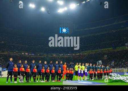 Mailand, Italien. Oktober 2024. Am Dienstag, den 1. Oktober 2024, stehen die Teams beim Fußball-Spiel der UEFA Champions League zwischen Inter und FC Crvena im San Siro Stadion in Mailand, Norditalien, an. Sport - Fußball . (Foto: Spada/LaPresse) Credit: LaPresse/Alamy Live News Stockfoto