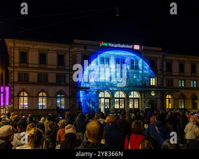 Das zweite Lichtkunstfestival Light Our Vision Hauptbahnhof Parkplatz , baumbule, Karl Iaro & Fabio Koll die 2. Ausgabe von Light unsere Vision unter dem Motto LICHT.MACHT.PLATZ. Begeistert mit einem internationalen Line-up und einer Rekordzahl an Bewerbungen aus der ganzen Welt. Aus über 100 Einreichungen wurden die besten Lichtkünstler ausgewählt, die an verschiedenen Standorten in der Chemnitzer Innenstadt ihre Werke präsentieren. Insgesamt sind 21 Künstler:innen beteiligt, die mit einzigartigen Installationen, Projektionen und interaktiven Lichtkunstwerken faszinierende Erlebnisse schaffen. C Stockfoto