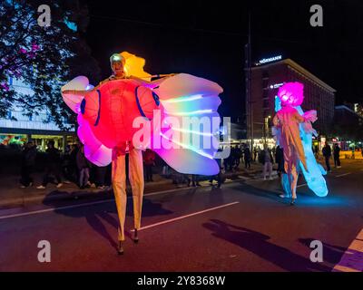 Das zweite Lichtkunstfestival Light Our Vision Walking Act , unter Wasser, StelzenkuÌˆnstlerinnen treiben anmutig als Fisch, Octopus oder Seepferdchen mit den Besucherwellen uÌˆber das Festival. Oakleaf Streetshow Die 2. Ausgabe von Light unsere Vision unter dem Motto LICHT.MACHT.PLATZ. Begeistert mit einem internationalen Line-up und einer Rekordzahl an Bewerbungen aus der ganzen Welt. Aus über 100 Einreichungen wurden die besten Lichtkünstler ausgewählt, die an verschiedenen Standorten in der Chemnitzer Innenstadt ihre Werke präsentieren. Insgesamt sind 21 Künstler:innen beteiligt, die mit einz Stockfoto