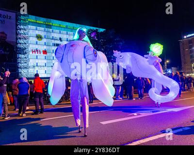 Das zweite Lichtkunstfestival Light Our Vision Walking Act , unter Wasser, StelzenkuÌˆnstlerinnen treiben anmutig als Fisch, Octopus oder Seepferdchen mit den Besucherwellen uÌˆber das Festival. Oakleaf Streetshow Die 2. Ausgabe von Light unsere Vision unter dem Motto LICHT.MACHT.PLATZ. Begeistert mit einem internationalen Line-up und einer Rekordzahl an Bewerbungen aus der ganzen Welt. Aus über 100 Einreichungen wurden die besten Lichtkünstler ausgewählt, die an verschiedenen Standorten in der Chemnitzer Innenstadt ihre Werke präsentieren. Insgesamt sind 21 Künstler:innen beteiligt, die mit einz Stockfoto