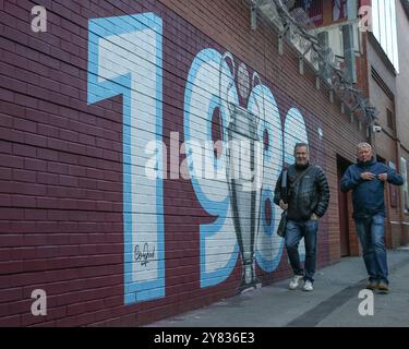 Birmingham, Großbritannien. Oktober 2024. Ein Wandbild, das Aston Villas gewidmet ist, die 1982 beim Spiel der UEFA Champions League den Europapokal gewonnen haben Aston Villa gegen Bayern München im Villa Park, Birmingham, Großbritannien, 2. Oktober 2024 (Foto: Gareth Evans/News Images) Credit: News Images LTD/Alamy Live News Stockfoto