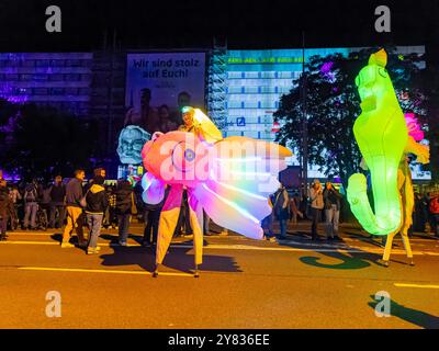 Das zweite Lichtkunstfestival Light Our Vision Walking Act , unter Wasser, StelzenkuÌˆnstlerinnen treiben anmutig als Fisch, Octopus oder Seepferdchen mit den Besucherwellen uÌˆber das Festival. Oakleaf Streetshow Die 2. Ausgabe von Light unsere Vision unter dem Motto LICHT.MACHT.PLATZ. Begeistert mit einem internationalen Line-up und einer Rekordzahl an Bewerbungen aus der ganzen Welt. Aus über 100 Einreichungen wurden die besten Lichtkünstler ausgewählt, die an verschiedenen Standorten in der Chemnitzer Innenstadt ihre Werke präsentieren. Insgesamt sind 21 Künstler:innen beteiligt, die mit einz Stockfoto