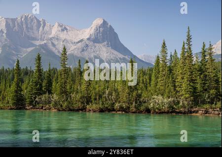 Bow River mit Bergen in rauchiger Atmosphäre bei Waldbränden, Canmore, Alberta, Kanadische Rocky Mountains Stockfoto