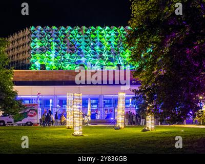 Das zweite Lichtkunstfestival Licht unsere Vision Stadthalle, Don t You Know Earth is a Paradies, Videomapping Liudmila Siewerski Stadthallenpark, Park Intermezzo, Katerina Kuznetcowa & Alexander Edisherov die 2. Ausgabe von Light unsere Vision unter dem Motto LICHT.MACHT.PLATZ. Begeistert mit einem internationalen Line-up und einer Rekordzahl an Bewerbungen aus der ganzen Welt. Aus über 100 Einreichungen wurden die besten Lichtkünstler ausgewählt, die an verschiedenen Standorten in der Chemnitzer Innenstadt ihre Werke präsentieren. Insgesamt sind 21 Künstler:innen beteiligt, die mit einzigartigen in Stockfoto