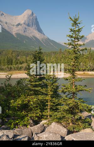 Bow River mit Bergen in rauchiger Atmosphäre bei Waldbränden, Canmore, Alberta, Kanadische Rocky Mountains Stockfoto