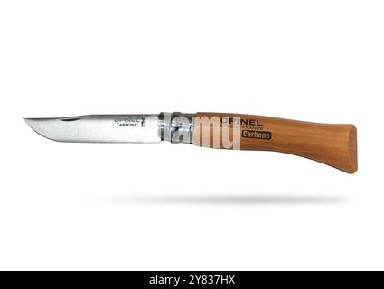 Italien - 2. August 2024: Opinel Taschenfaltmesser, Opinel Carbone Messer isoliert auf weiß mit Schnittpfad enthalten. Opinel ist ein historischer französischer BH Stockfoto