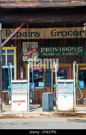 Das Geschäft Winthrop dient auch als Tankstelle in Winthrop, Washington. USA Stockfoto