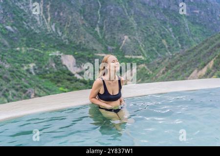 Weibliche Touristen in den heißen Quellen von Grutas Tolantongo, Mexiko. Abenteuer, Entspannung und natürliches Wellness-Konzept Stockfoto