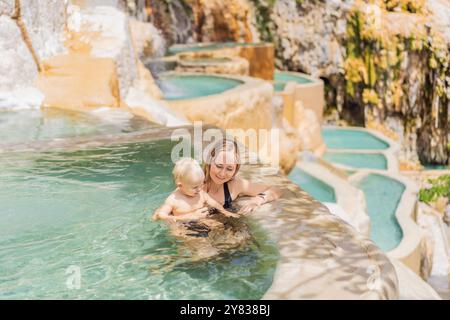 Mutter mit ihrem kleinen Sohn, der in den heißen Quellen von Grutas Tolantongo, Mexiko, baden. Familienabenteuer, Entspannung und natürliches Wellness-Konzept Stockfoto