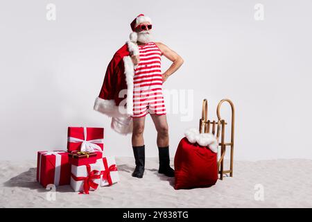 Foto von santa claus gekleidete rote Kleidung Relax Rest Sommer Ferienresort isoliert auf weißem Sandstrand Hintergrund Stockfoto