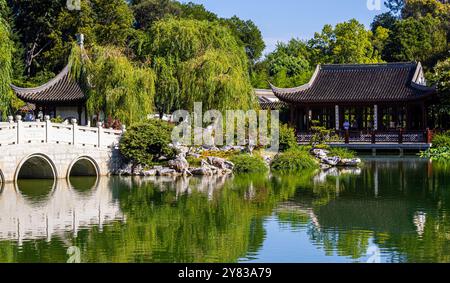 Der Lake of Reflected Fragrance und die Jade Ribbon Bridge am Chinesischen Garten in der Huntington Library, San Marino, Kalifornien, USA Stockfoto