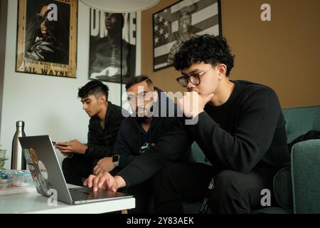 Ein dreiköpfiges Team arbeitet im Büro Stockfoto