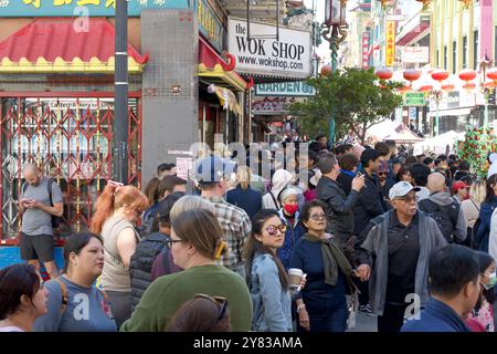 San Francisco, KALIFORNIEN - 14. September 2024: Hunderte von ihnen kaufen im Wok Shop während des 34. Jährlichen Autumn Moon Festivals in Chinatown Mondkuchen. Stockfoto