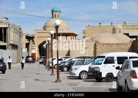 Buchara, Usbekistan - 12. September 2024: Typische Straße in Buchara Stockfoto