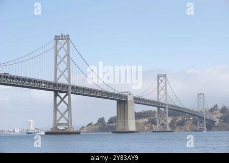 San Francisco, CA - 16. September 2024: West End of the Bay Bridge in die Innenstadt von San Francisco, Treasure Island und Yerba Buena Island im Hintergrund Stockfoto