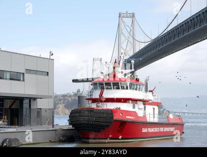 San Francisco, KALIFORNIEN – 16. September 2024: St. Francis ist ein Feuerwehrboot, das seit 2016 von der San Francisco Fire Department in der San Francisco Bay betrieben wird. Auch bekannt Stockfoto