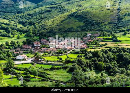 Malerischer Blick auf Tudanca, ein traditionelles kleines Dorf in Kantabrien in Spanien in der Region Saja-Nansa. Casona von Tudanca Stockfoto