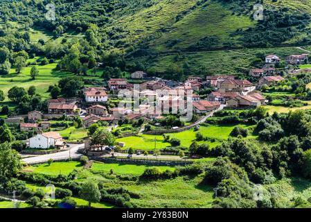 Malerischer Blick auf Tudanca, ein traditionelles kleines Dorf in Kantabrien in Spanien in der Region Saja-Nansa. Casona von Tudanca Stockfoto