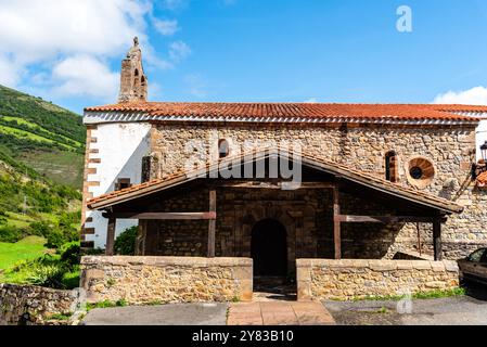 Malerischer Blick auf Tudanca, ein traditionelles kleines Dorf in Kantabrien in Spanien in der Region Saja-Nansa. Casona von Tudanca Stockfoto