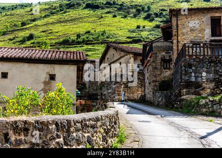 Malerischer Blick auf Tudanca, ein traditionelles kleines Dorf in Kantabrien in Spanien in der Region Saja-Nansa. Casona von Tudanca Stockfoto