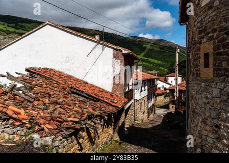 Malerischer Blick auf Tudanca, ein traditionelles kleines Dorf in Kantabrien in Spanien in der Region Saja-Nansa. Casona von Tudanca Stockfoto