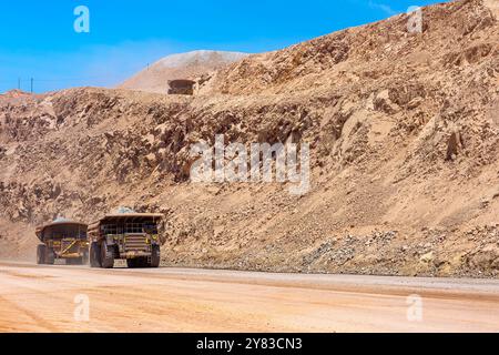 Riesige große Muldenkipper bei einer Kupfermine im Tagebau in Peru. Stockfoto