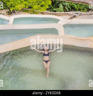 Weibliche Touristen in den heißen Quellen von Grutas Tolantongo, Mexiko. Abenteuer, Entspannung und natürliches Wellness-Konzept Stockfoto