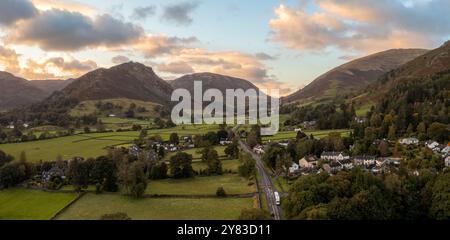 Ein Panoramablick auf Grasmere Village im English Lake District National Park bei Sonnenaufgang mit der A591 Grasmere nach keswick Road Stockfoto